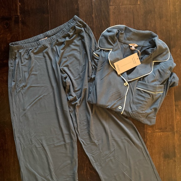 NEW WITH TAGS Eberjey Charcoal Pajama Set with White Trim - Picture 8 of 9